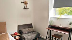 a living room with a chair and a window at City Chic Stay in Bristol in Bristol