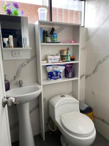 ein Badezimmer mit einer weißen Toilette und einem Waschbecken in der Unterkunft Ortiz house in Huaraz