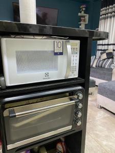 eine Mikrowelle auf einer Theke in der Unterkunft Ortiz house in Huaraz