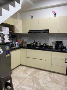 eine Küche mit weißen Schränken und einem Herd in der Unterkunft Ortiz house in Huaraz