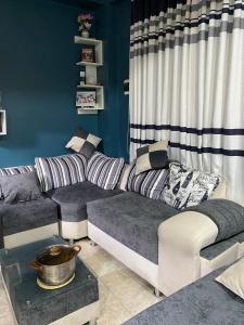 ein Wohnzimmer mit einem Sofa und Kissen in der Unterkunft Ortiz house in Huaraz