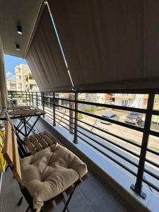 Néa KhilíにあるJK Luxury Apartmentsの通りの景色を望むバルコニー(椅子付)