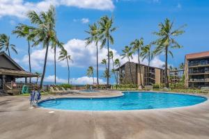 カハナにあるPapakea L402 · PK L402 Rare LUX Oceanfront Views, Pool, Paradiseのヤシの木と建物のあるプール