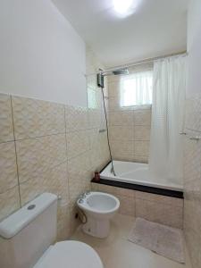 ein Badezimmer mit Toilette, Badewanne und Waschbecken in der Unterkunft Buzios casa porto da barra in Búzios + 22 Fotos