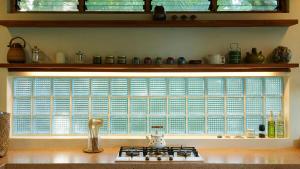 une fenêtre dans une cuisine avec une cuisinière dans l'établissement Bayay Tamsi, à General Luna 24 autres photos