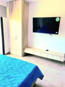 TV a/nebo společenská místnost v ubytování Apto en santa marta a 10 min del mar, excelente descanso