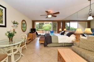 カハナにあるRoyal Kahana 104 · RK104 West Maui Studio at BeachFront Resort wのベッドとソファのあるリビングルーム