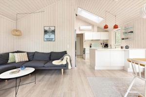 ein Wohnzimmer mit Sofa und Tisch in der Unterkunft 6757 Hasle - Skovtoften 16 in Hasle + 20 Fotos