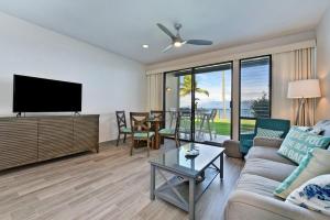 TV a/nebo společenská místnost v ubytování Napili Point B5 · NP B5 OceanFront Condo w Ocean Views AC Pool
