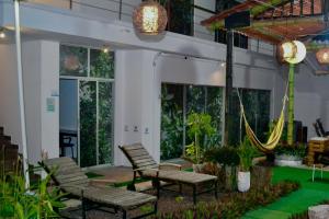 Taman di luar Dreams Studios & Apartments