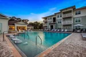 ジャクソンビルにあるLake View Suite - POOL, Pet frdly, Nr DTWN NasJaxのアパートメント複合施設のスイミングプール