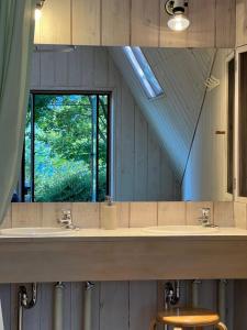 Fotografie z fotogalerie ubytování Cabin F Lake Saiko 1 min Mt Fuji Lakeview Villa Sleeps 10 BBQ Jacuzzi v destinaci Fudžikawagučiko + 36 fotografií