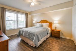 Postel nebo postele na pokoji v ubytování Tybee Summer Winds 523 Condo + 66 fotografií