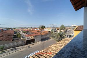 une vue d'une ville depuis le toit d'un immeuble dans l'établissement Casa em Iguaba Grande com vista para a praia, à Iguaba Grande