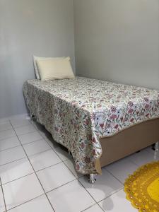 Cama en habitación con almohada en Apartamento Completo em Belém - Stay in comfort just minutes from COP30, en Belém 27 fotos más