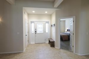 Un dormitorio con una cama y una habitación con una puerta. en River House, en Bend