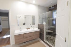 un baño con lavabo y ducha en River House, en Bend