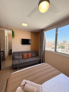 En eller flere senge i et værelse på 47A Studio Aconchegante no Brás - Com Piscina