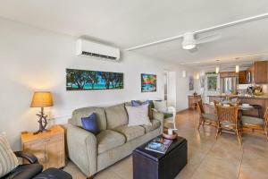 Χώρος καθιστικού στο Keawakapu 208 · KKP 208 Renovated Condo w AC Near Beach Shops