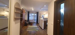 a hallway leading to a kitchen and a living room at Studium Green Apartman in Cluj-Napoca