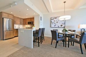 Η κουζίνα ή μικρή κουζίνα στο Whaler 859 BeachFront Luxury Condo w Ocean Views