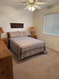 Postel nebo postele na pokoji v ubytování Cozy Desert Getaway