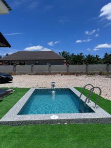 a small swimming pool in the middle of a yard at Rooma Bali Jeram in Kuala Selangor