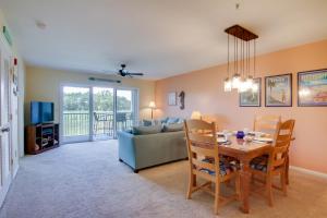 una sala de estar con una mesa y un sofá en Pool and Bay Access Serene Ocean View Oasis, en Ocean View