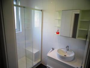 een badkamer met een wastafel en een glazen douche bij Hubertus I in Bad Pyrmont +49 foto's