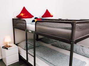 een slaapkamer met 2 stapelbedden met rode kussens bij Hubertus I in Bad Pyrmont