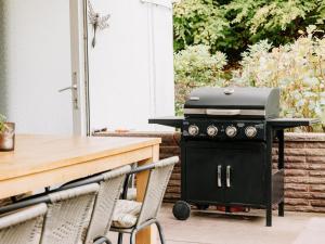 een grill op een patio naast een tafel bij Hubertus I in Bad Pyrmont