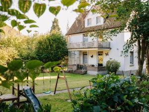een oud wit huis met een tuin met bomen bij Hubertus I in Bad Pyrmont