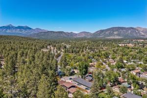 Una vista aérea de un pequeño pueblo con árboles y montañas. en High Pines Lodge, en Flagstaff 48 fotos más