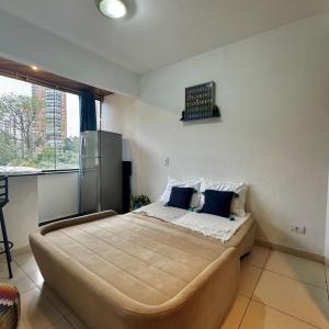 Un dormitorio con una cama grande con almohadas azules. en Apartamento Prime - Morumbi, en São Paulo 22 fotos más