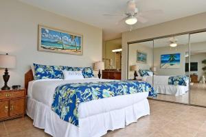 カハナにあるPaki Maui 424 · PM424 BeachFront 2BD w Ocean Viewの大きなベッドと鏡のある寝室 +39枚の写真
