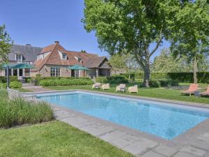 a swimming pool in the yard of a house at Rosselaer in Heissehuizen