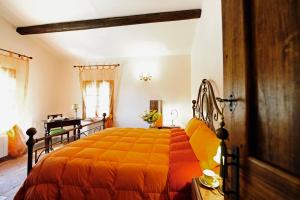 FontecornialeCornio Delle Fronde的一间卧室配有一张带橙色床罩的床 更多80张照片