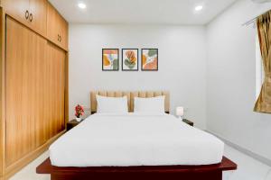 Giường trong phòng chung tại Townhouse Chanda Nagar Hyderabad GSM Mall