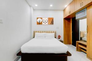 Giường trong phòng chung tại Townhouse Chanda Nagar Hyderabad GSM Mall