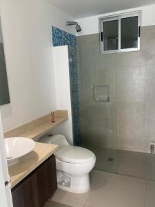 een badkamer met toilet en glazen douche bij Luxury Ocean View - Bocagrande in Cartagena