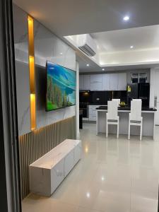 een keuken met een tv aan de muur bij Luxury Ocean View - Bocagrande in Cartagena