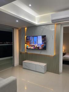een woonkamer met een tv aan de muur bij Luxury Ocean View - Bocagrande in Cartagena