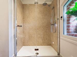 una ducha con puerta de cristal en un baño en 3 Bed in Malton 75898, en Amotherby 17 fotos más
