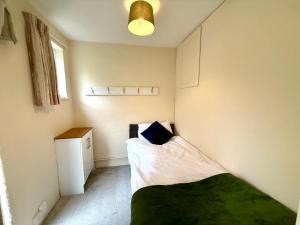 スウィンドンにあるQueens Drive Long Stays Free Parking Sleeps 7のベッドと窓のある小さな寝室