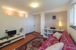 - un salon avec un canapé et une télévision dans l'établissement Giardino dei Limoni, à Pieve Ligure