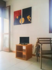 ボローニャにあるParri, Bologna by Short Holidaysのデスク、テレビ、椅子が備わる客室です。