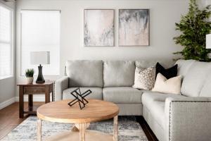 una sala de estar con un sofá y una mesa en Desert Sunset, en Leisure World 31 fotos más
