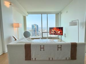 sala de estar con ventana grande y TV en LUXURY 1BD 1BTH MODERN APARTMENt, en Los Ángeles 4 fotos más
