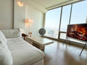 Una sala de estar con un sofá y un televisor de pantalla plana. en LUXURY 1BD 1BTH MODERN APARTMENt, en Los Ángeles