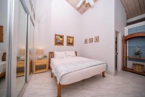 Postel nebo postele na pokoji v ubytování Kulakane 306 · KK 306 Remodeled BeachFront 2BD w Ocean Views AC + 42 fotografií